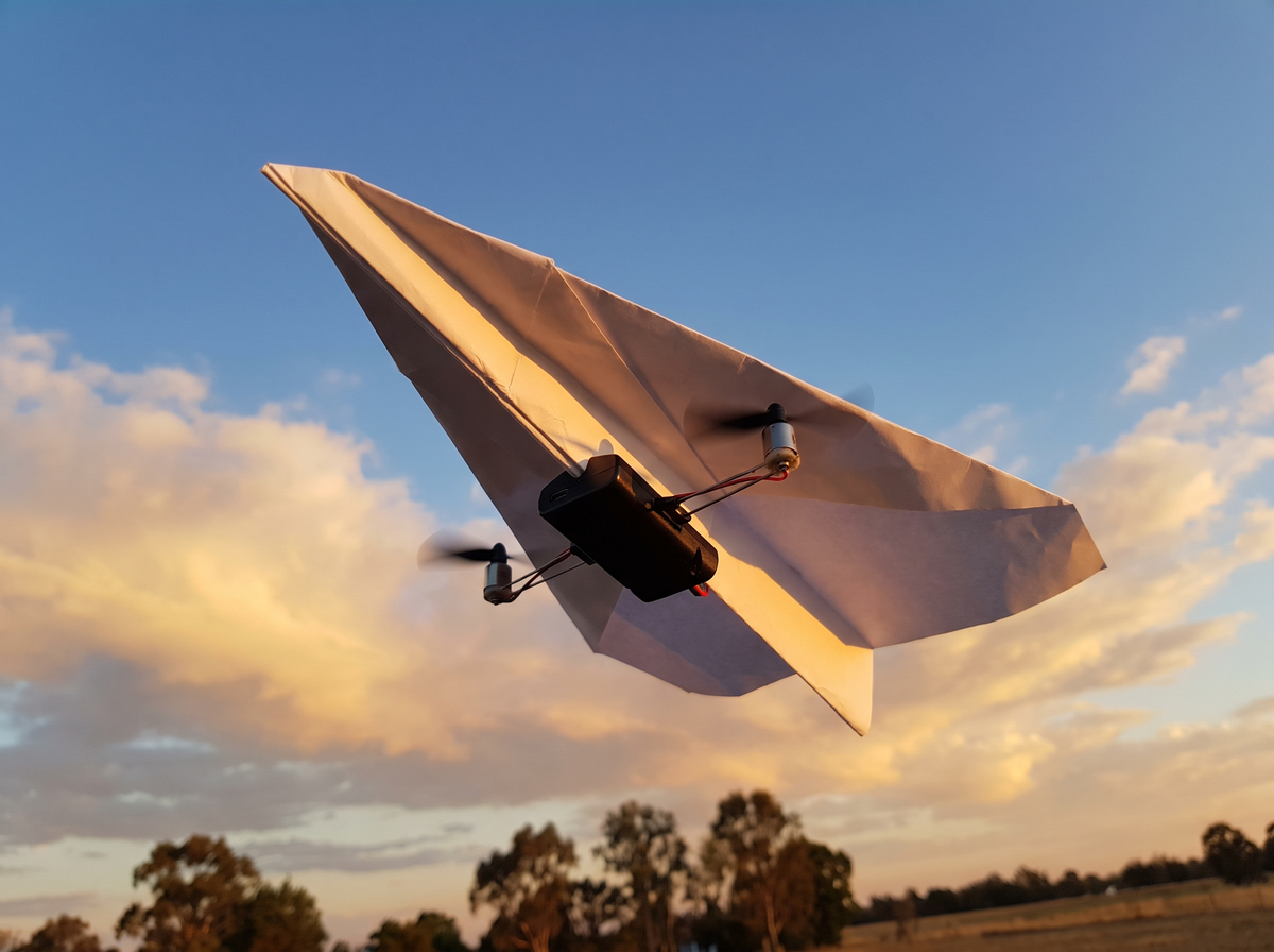 L'avion en papier grimpe et vire, hélices en rotation