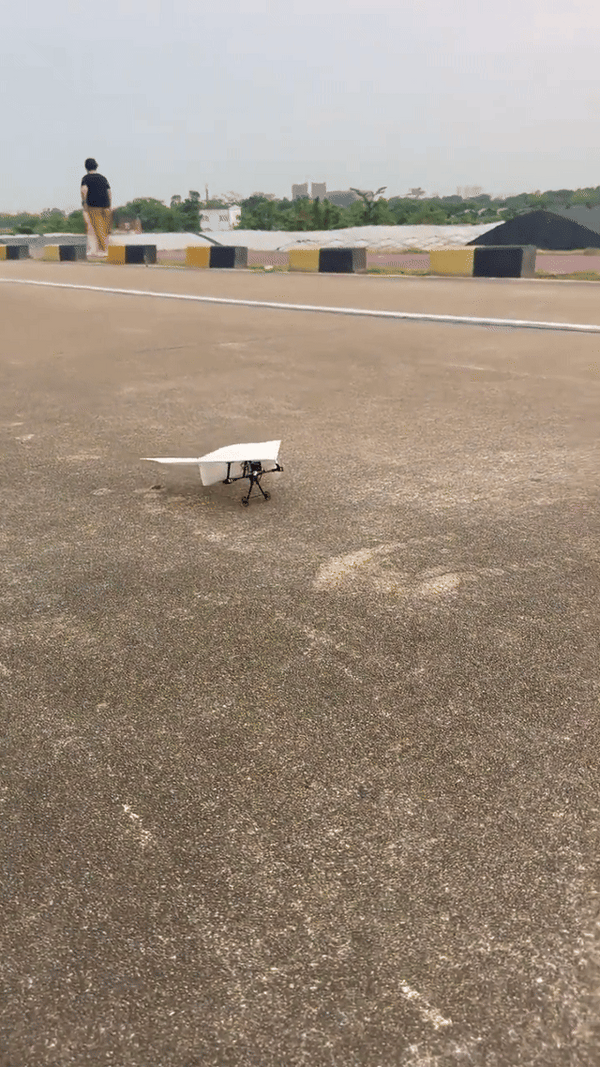 Un avion en papier qui prend de l'altitude