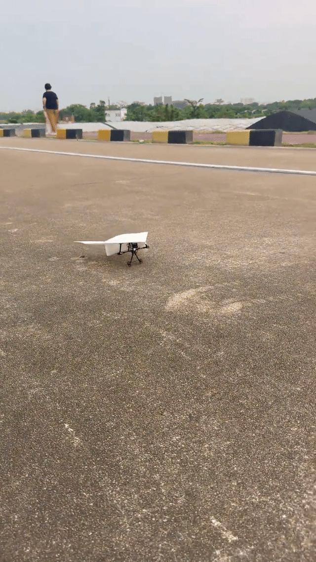 Un avion en papier qui prend de l'altitude